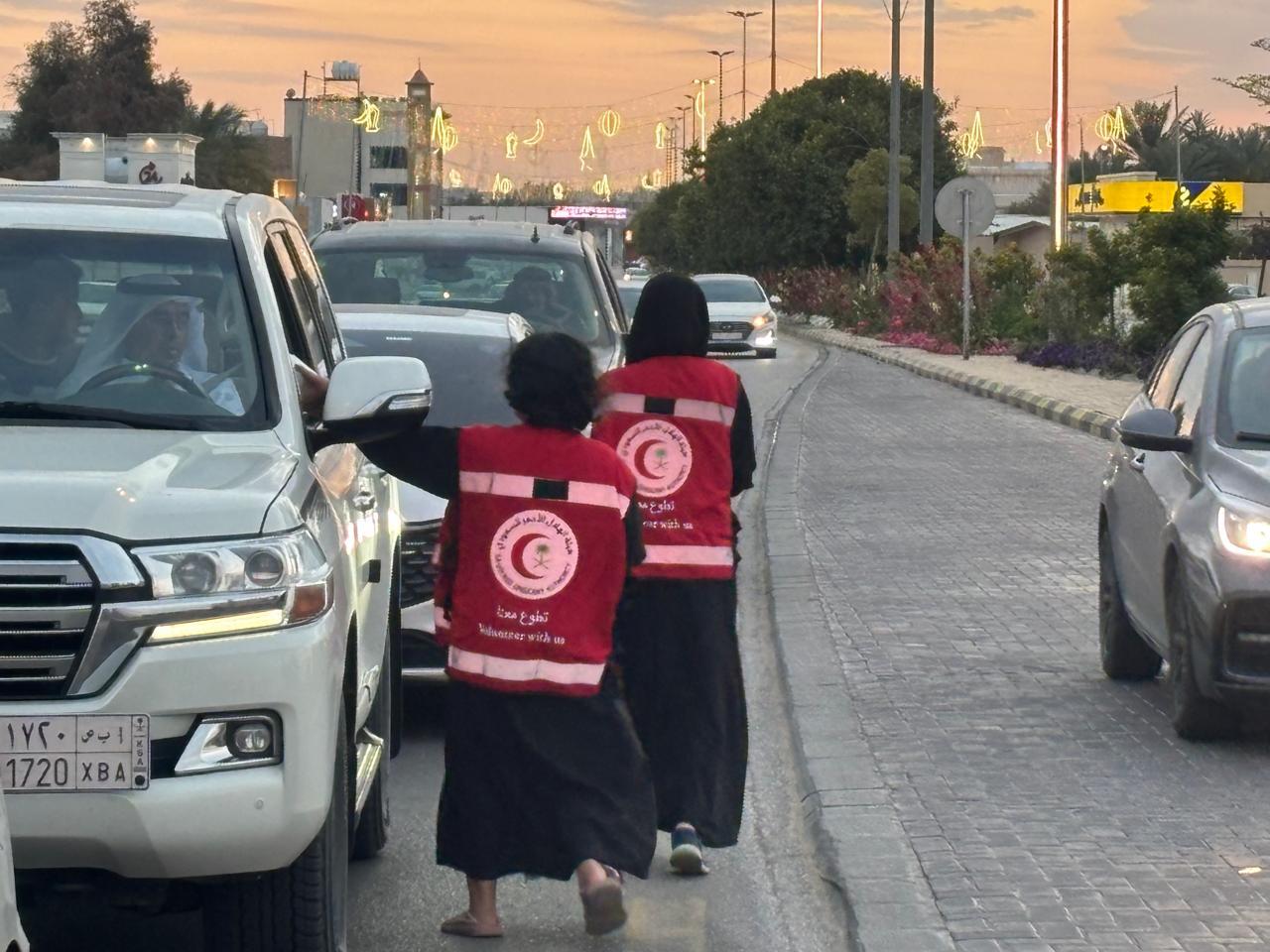 مشاركة المتطوعات في توزيع وجبات الإفطار على المارة